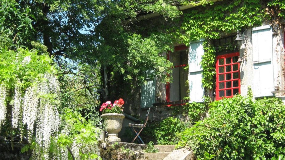 Rignac Cottage | Simple stone farmhouse and garden in 12th century village