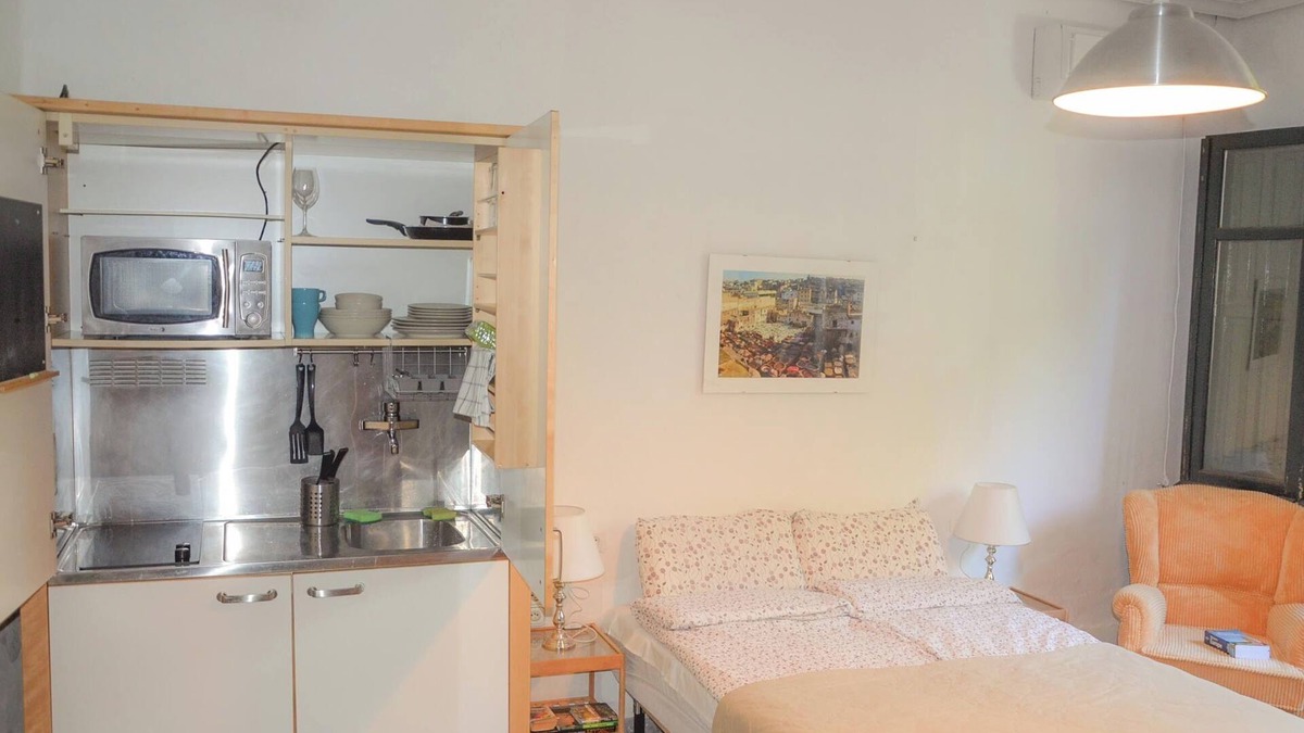 Elcano-Los Bermejales Apartment | Simple studio in residential area. Very quiet