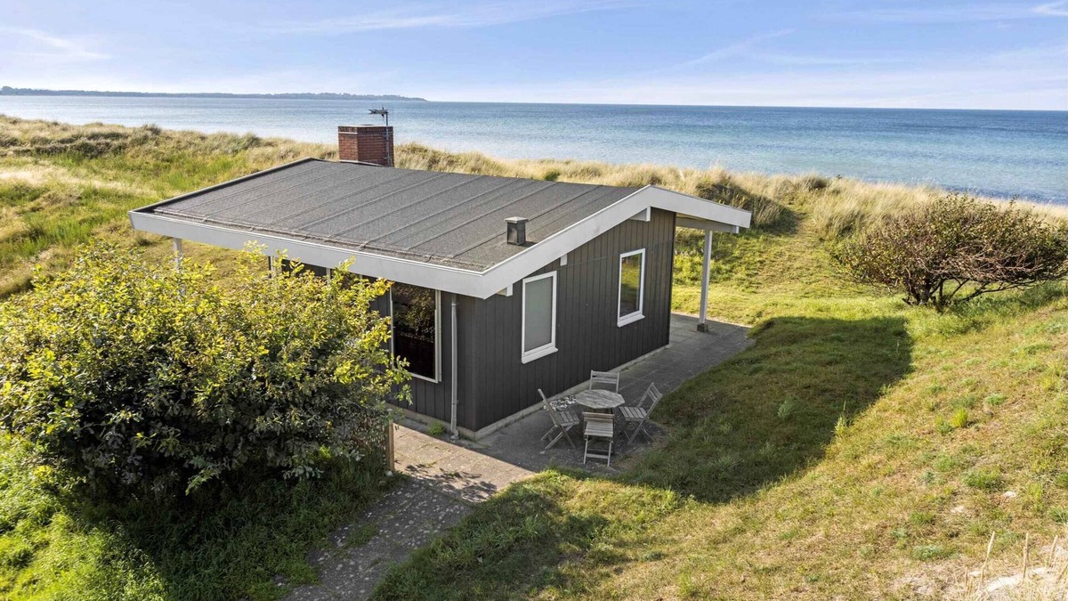 Nykobing Sjaelland House | Simple summer living in magical setting
