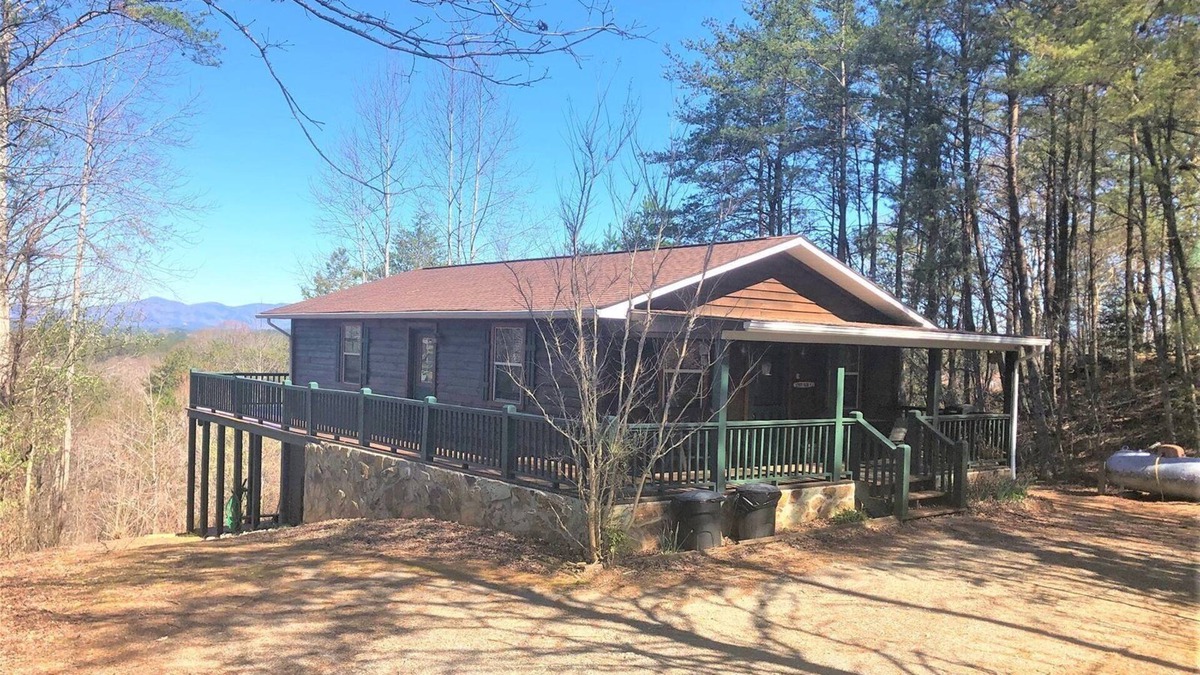Williamstown Cabin | Simplicity- A beautiful view from wrap-around deck, remodeled kitchen minutes Ocoee River and 15 minutes to Blue Ridge