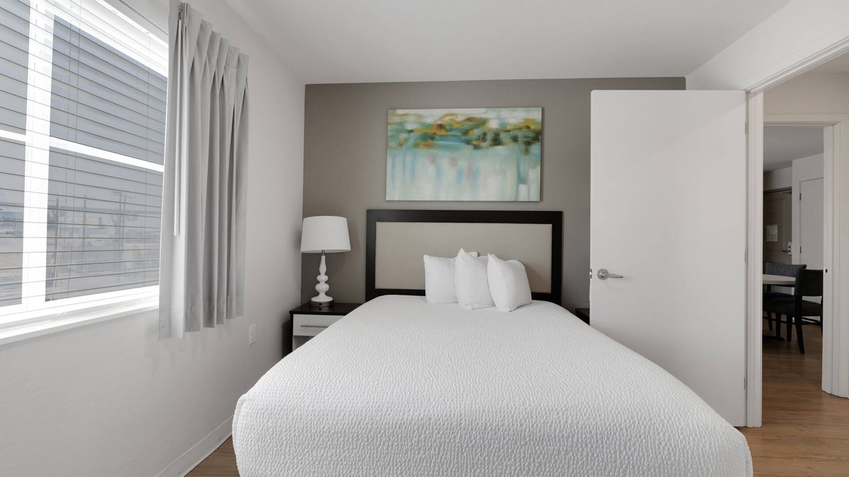 Far North Central Apartment | Simplicity At the Rim 1218 I Comfy 3 Bed 2 Bath