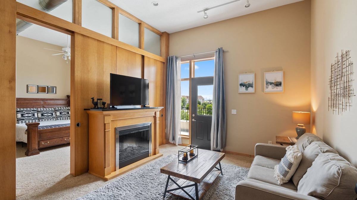 West Des Moines Apartment | Simplicity Loft w/Large Balcony