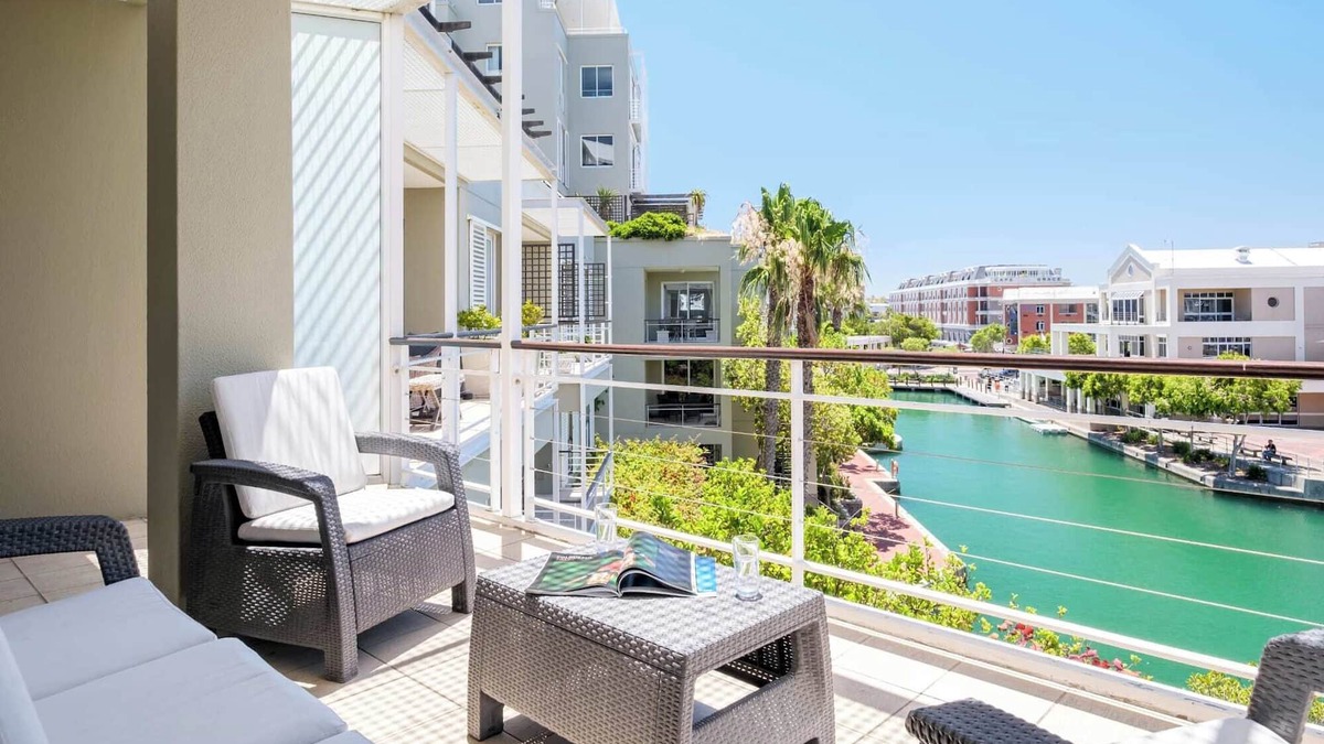 Victoria and Alfred Waterfront Apartment | Simplistic Elegance at Altmore 203