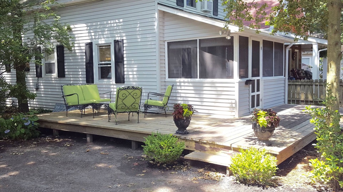 The Pines House | SIMPLISTIC LIVING Cute & Cozy Cottage in town - walk/bike to beach!