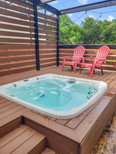Brazos House | Simply Get-A-Waco- HOT TUB, Sleeps 10, 5-min Walk to Silos & Downtown Waco