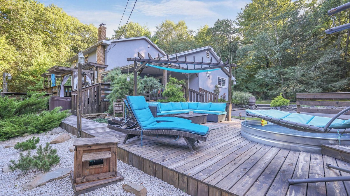 Stroudsburg House | Simply Serene - Wild West City - 4 acres of Privacy - Sauna/Spa/Golf/Pool