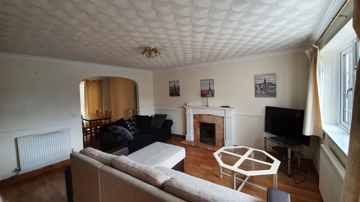 Swindon House | Simply Spacious house for up to 10