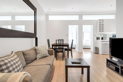 Woolloomooloo Apartment | 'Simply Sydney' City Living off Wharf Roadway