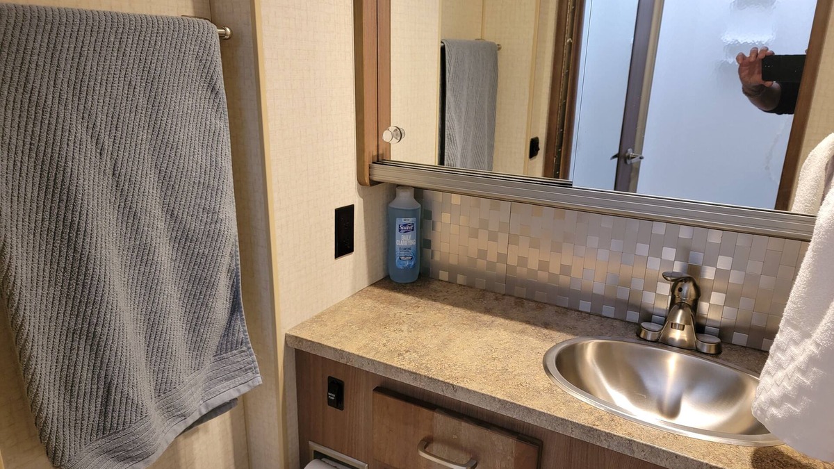 Midlothian House | Sindi the RV-Private, Secluded, Stationary