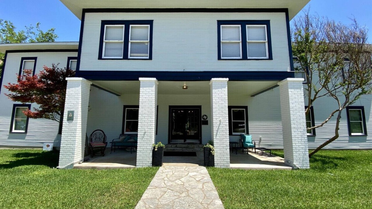 Glen Rose Apartment | Singing Trees Inn – Queen Bed Riverside Getaway