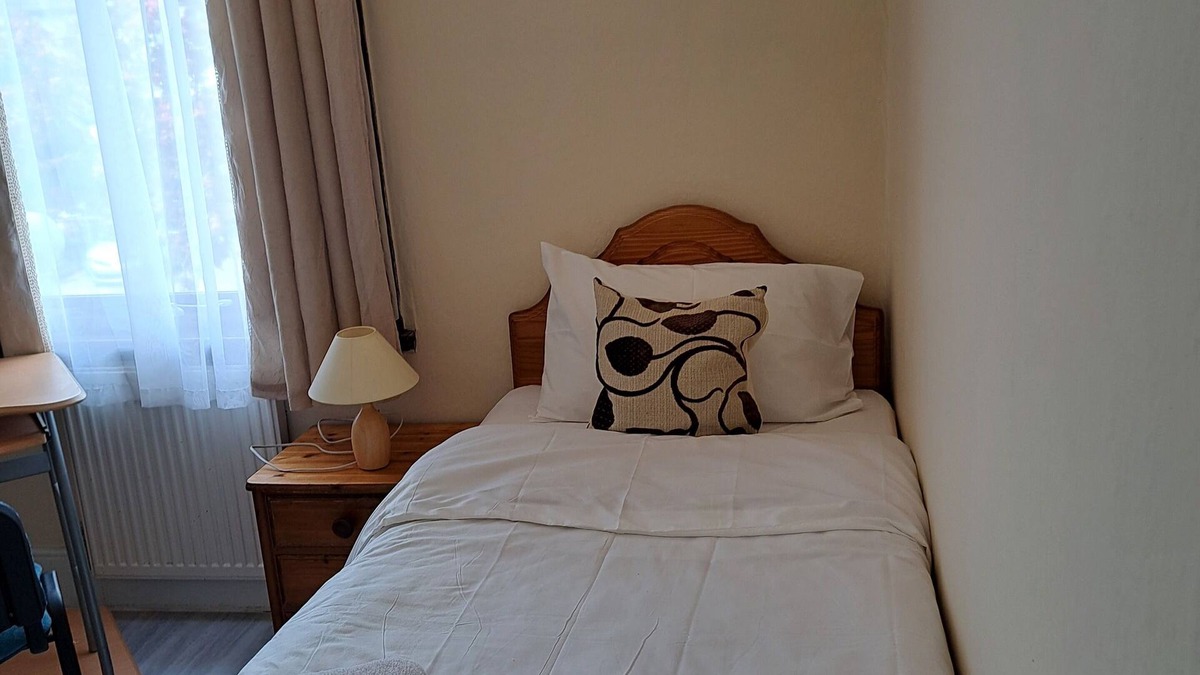 Seven Kings House | Single Bedroom London Seven Kings train station with shared bathroom