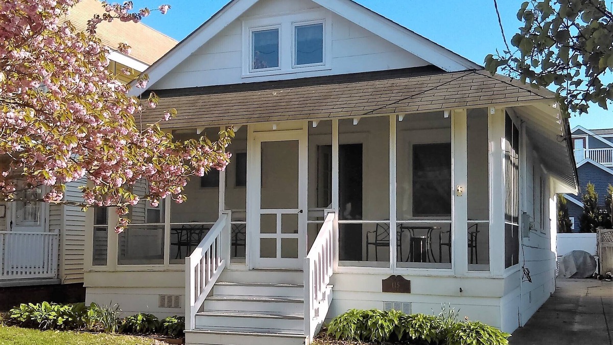 Gardens Cottage | Single cottage in the Gardens - walk to the beach and boardwalk