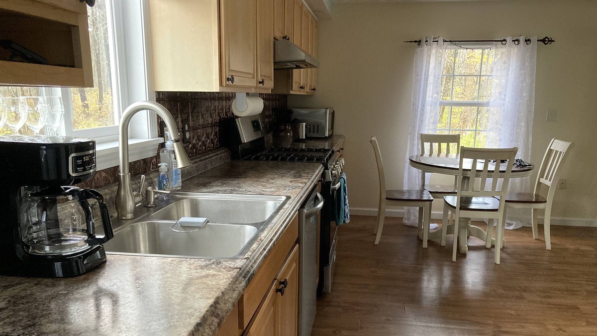 North Kingsville Cottage | Single family friendly home minutes from Lake Erie