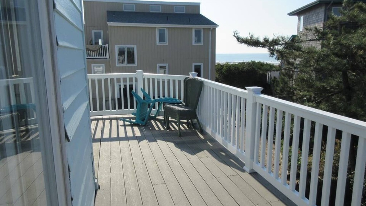 Ship Bottom House | Single family home located just steps to the beach in Surf City - pet friendly so even the dog can.