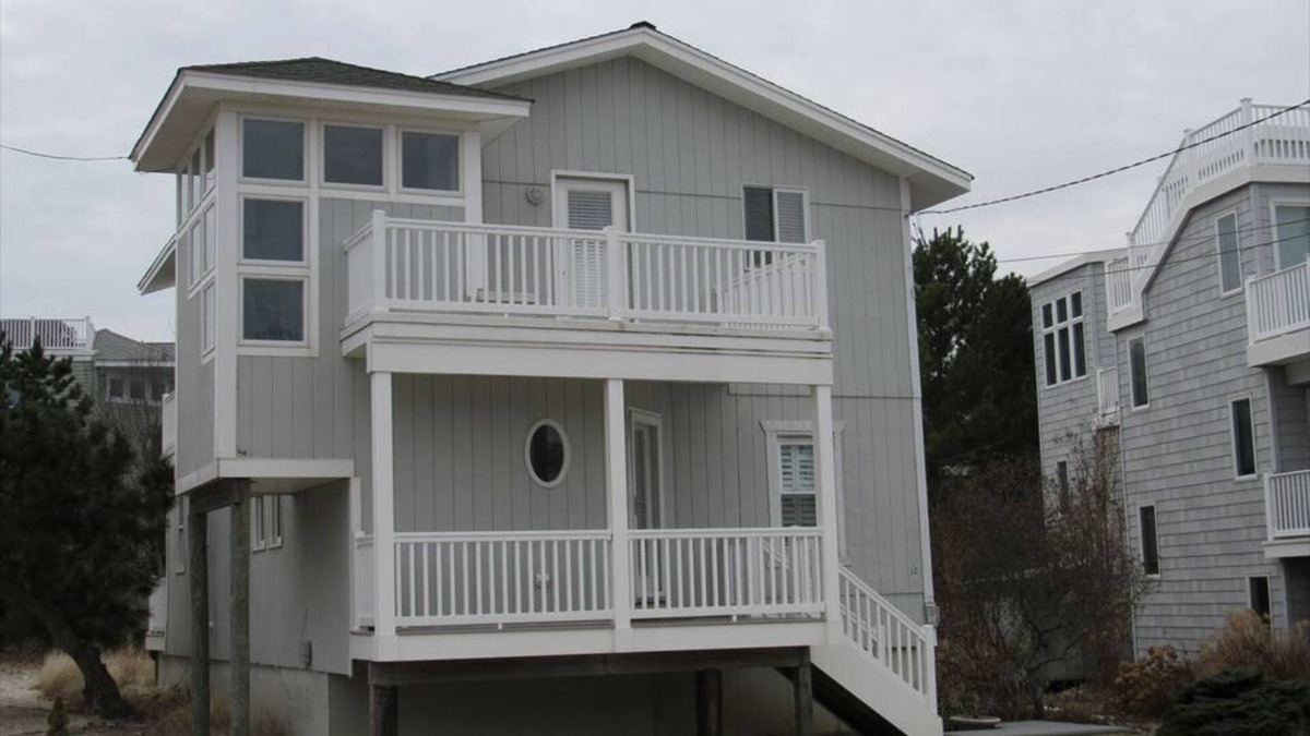 Harvey Cedars House | Single family house steps to beach
