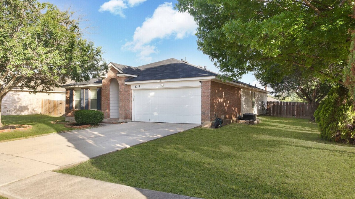 Selma House | Single floor open layout 3/2 SFH w/in 30 mins of New Braunfels & SA Pet friendly