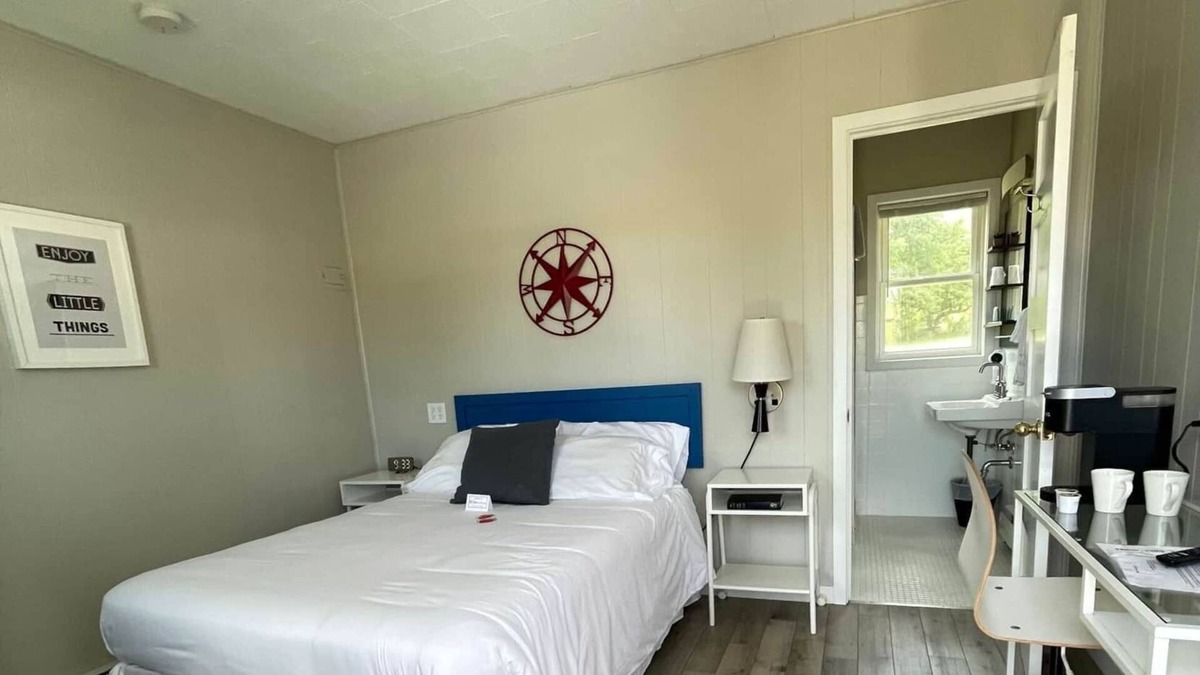 Mount Horeb Hotel | Single Full Room at The Little Village in Mount Horeb