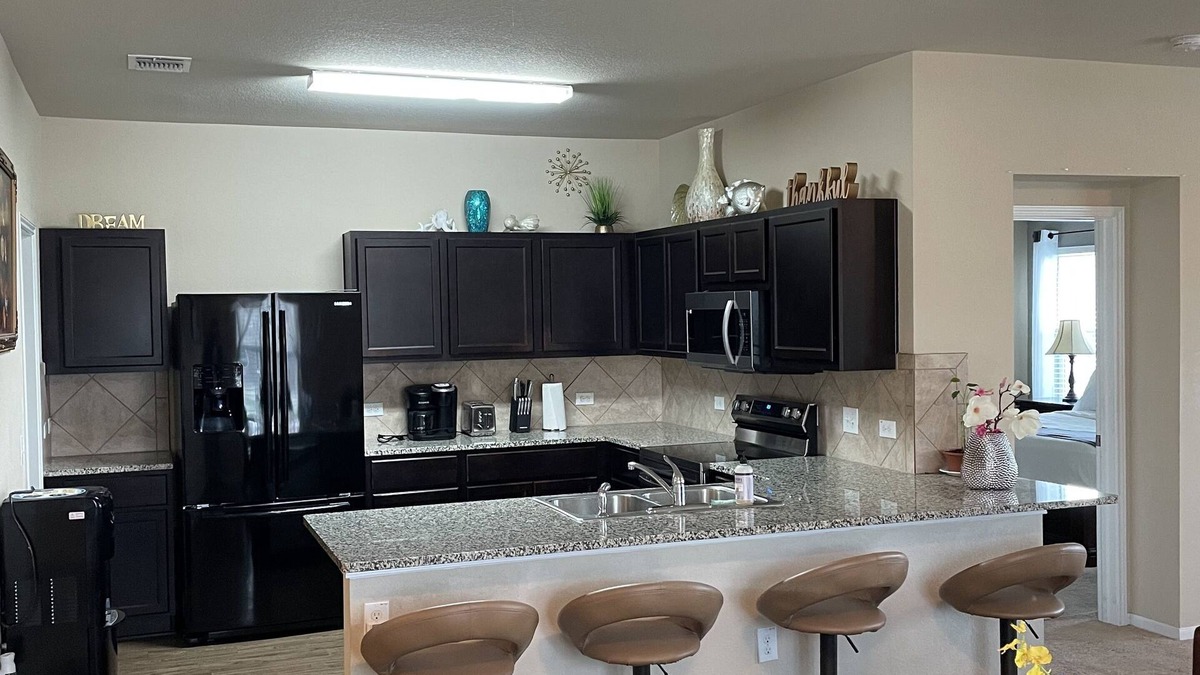 Pflugerville House | Single home with 5 bedrooms sleep 10 at a corner lot, fully garage to use