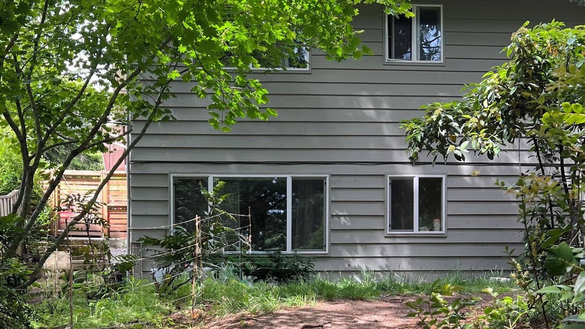 Shoreline House | Single level 1-bedroom house, king bed, parking - NOT Active on Vrbo