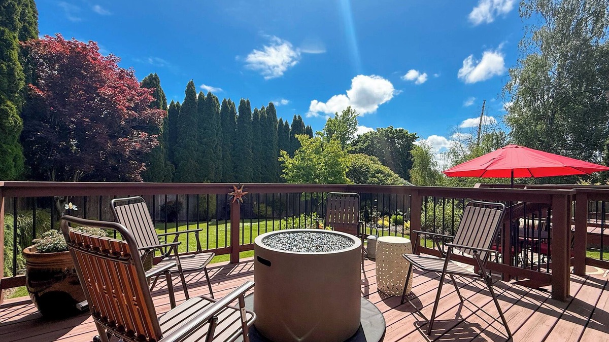 Dundee House | Single Level, 2 Kings, Fire Pit, Comfort in Downtown Dundee