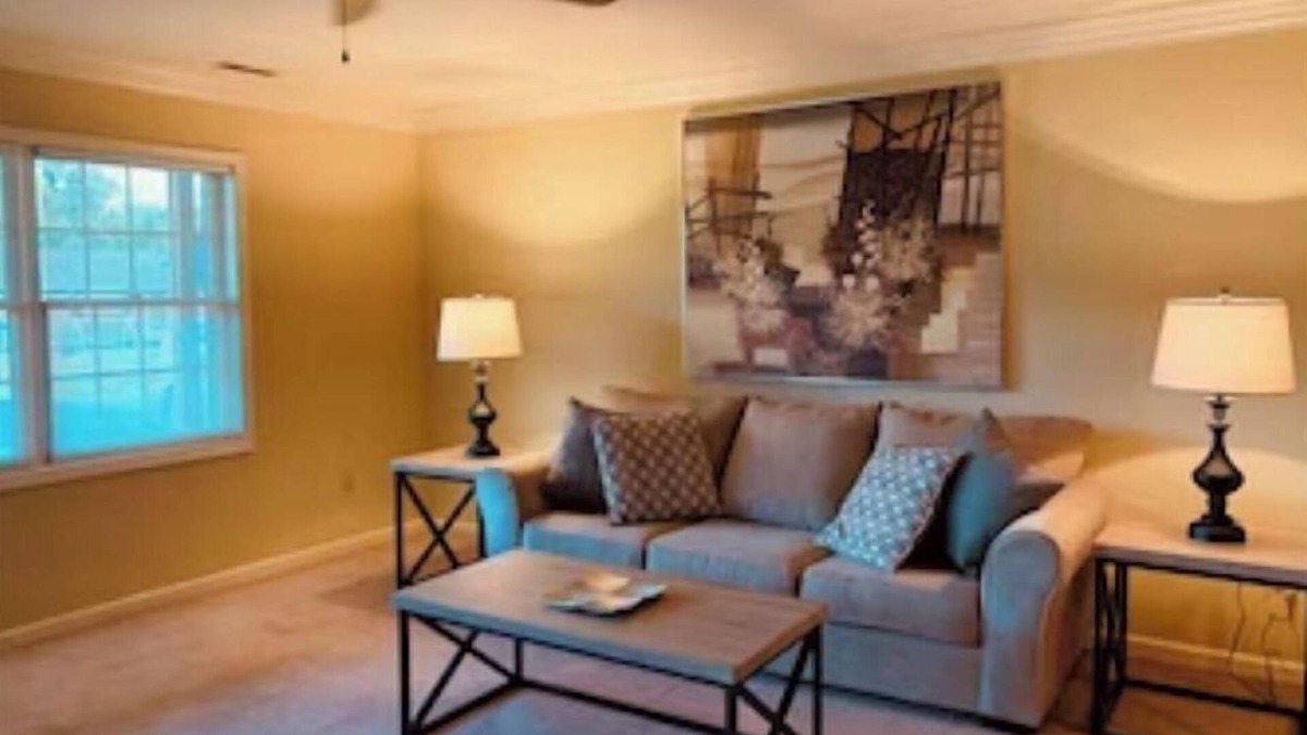 London Apartment | Single level apartment with garage within walking distance to downtown London.