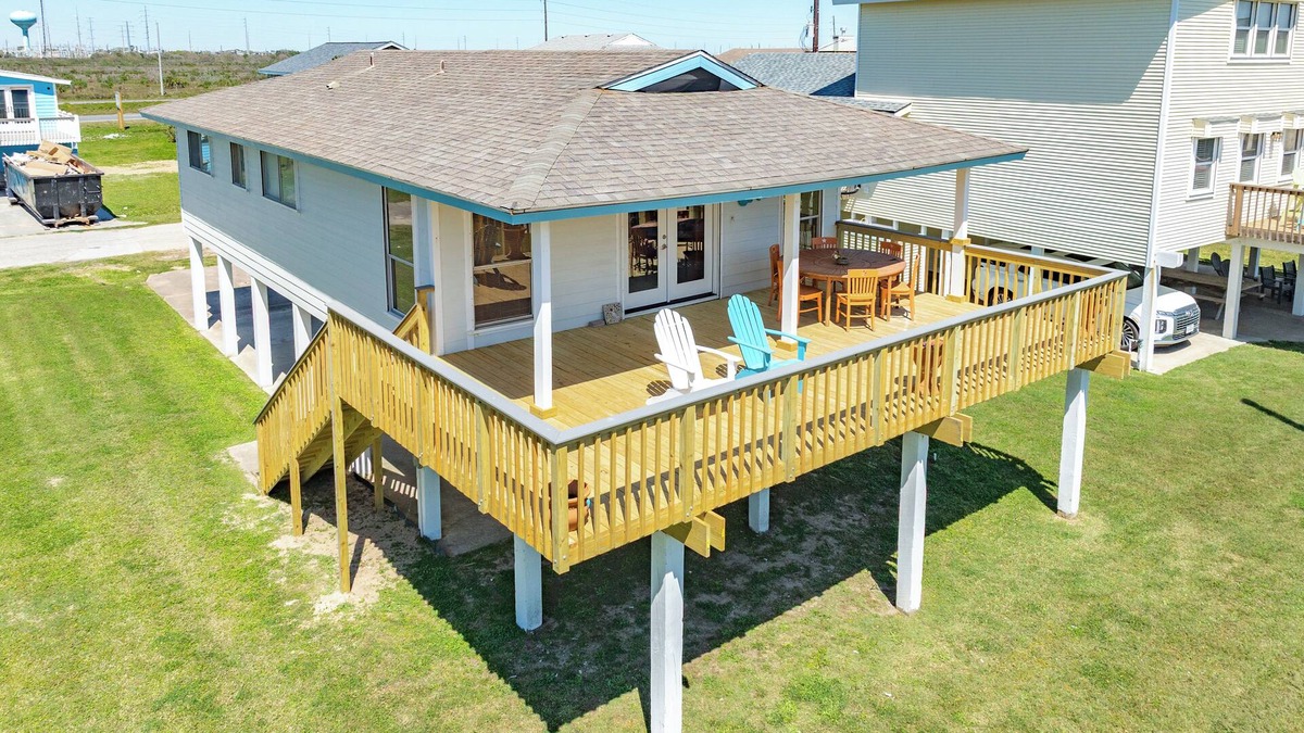 Spanish Grant House | Single Level Beachside Home, Great for Families & Dog Friendly - Walk to Beach