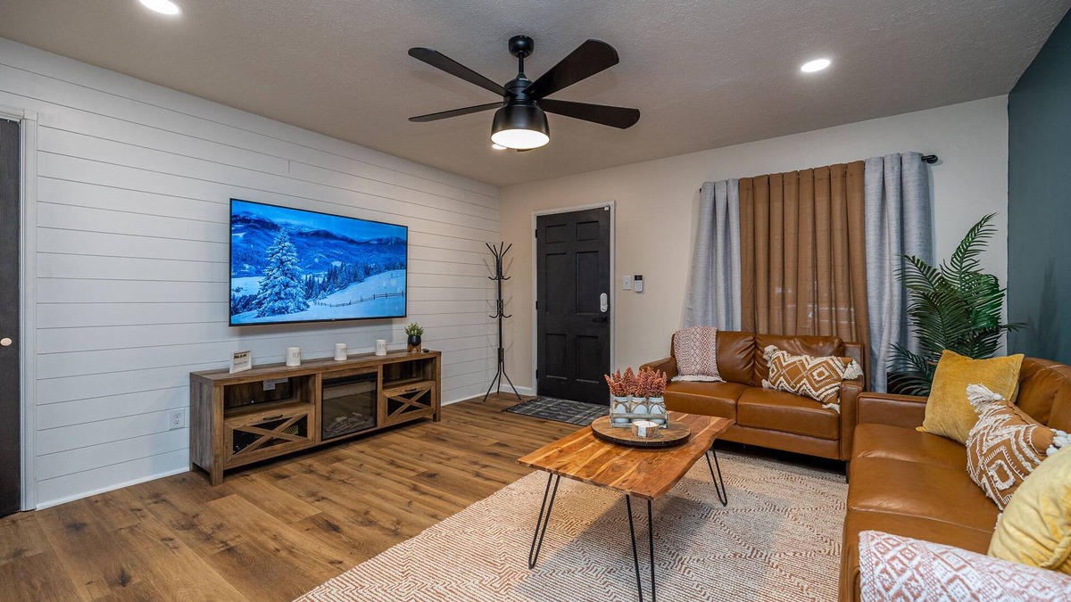 Cleveland House | Single level, close to airport, WiFi, pet friendly