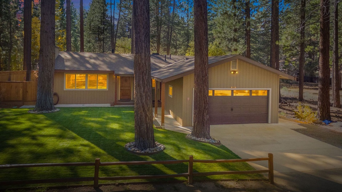 South Lake Tahoe Cabin | Single Level ✔Great Location✔ Hot tub✔ Pool Table✔ Arcade✔ Home Gym✔