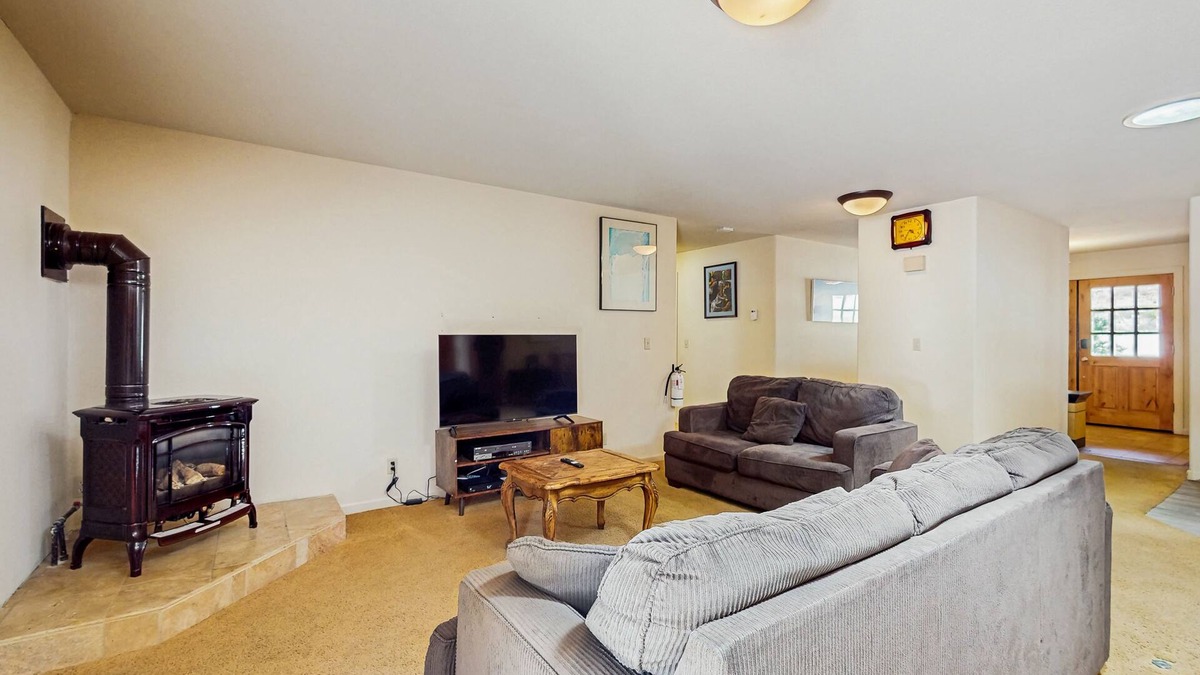 Upper Kingsbury House | Single-level home with fireplace, deck, grill, & washer/dryer, sleeps 10