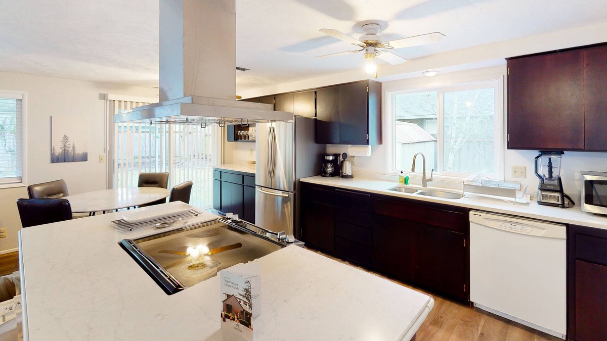 Central Oregon House | Single-level home with fenced yard, covered patio & central AC