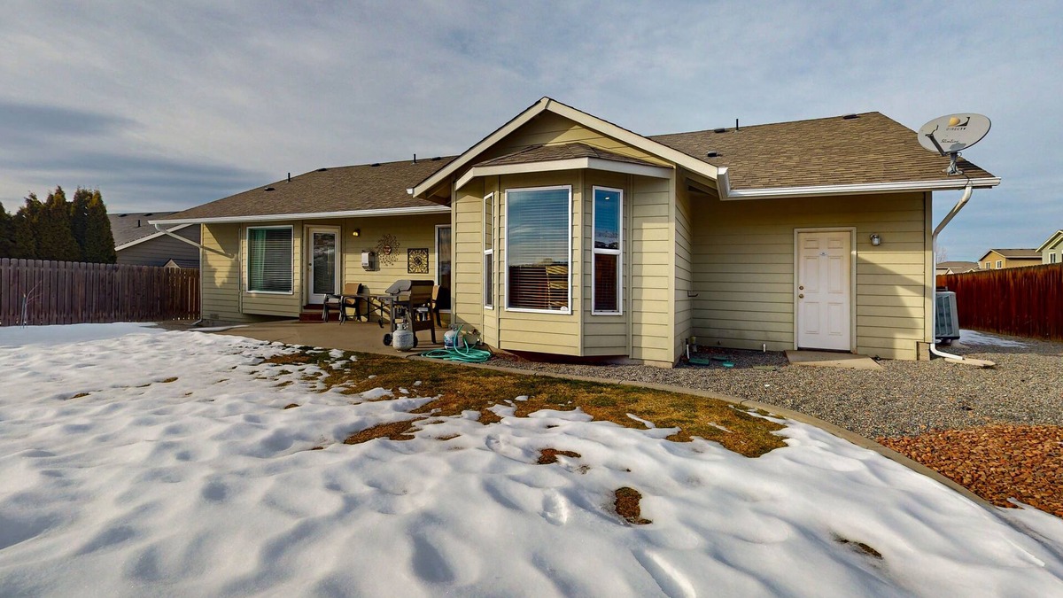 East Wenatchee House | Single-Level Ranch Home with WiFi, Grill, & Big Backyard - Near Town