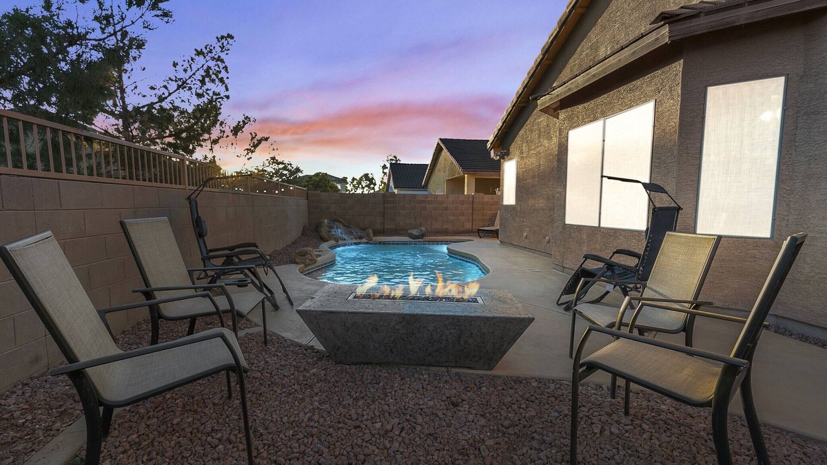Glenhurst House | Single level sleeps10, 4 bedroom open concept home with private swimming pool
