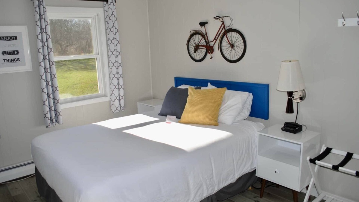 Mount Horeb Hotel | Single Queen Room at the Little Village