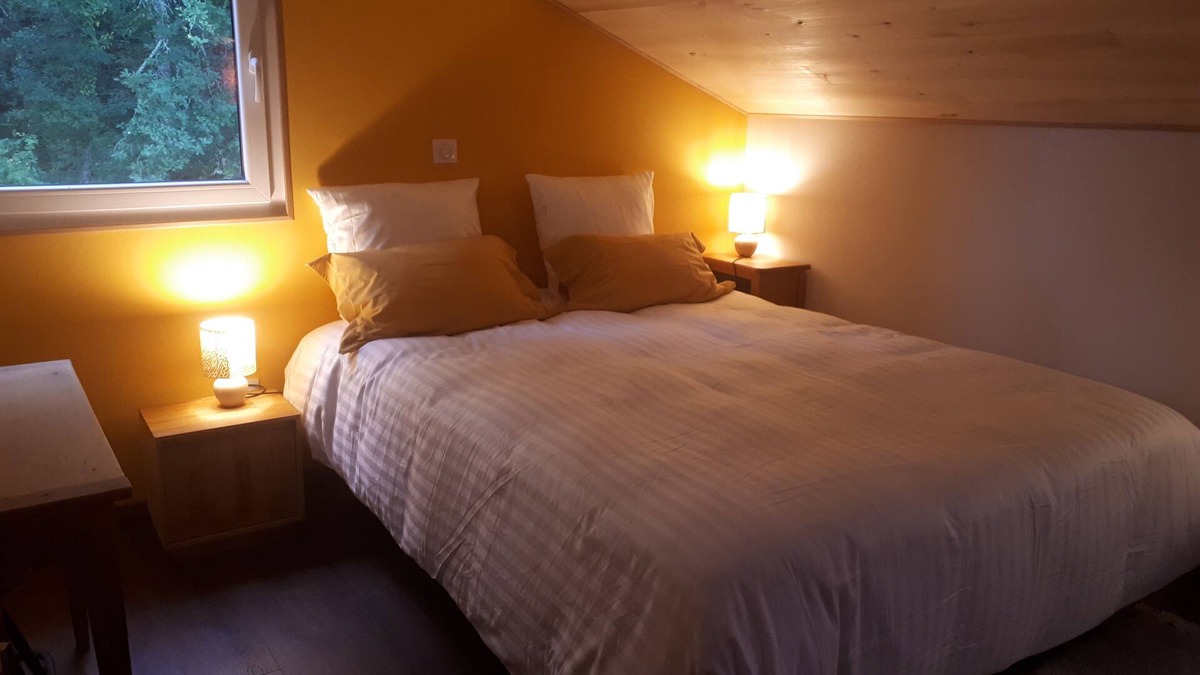 Saint-Leon-sur-Vezere Bed & Breakfast | Single rooms with shared kitchen and bathroom.