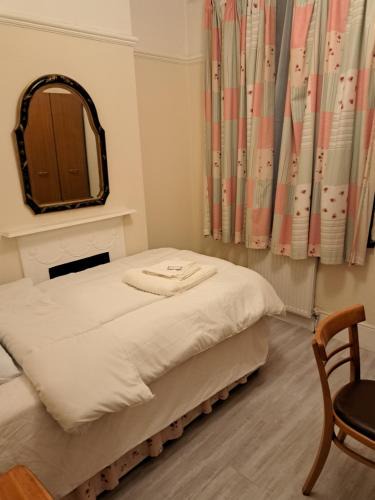 Seven Kings House | Single Room- Goodmays Train station- London