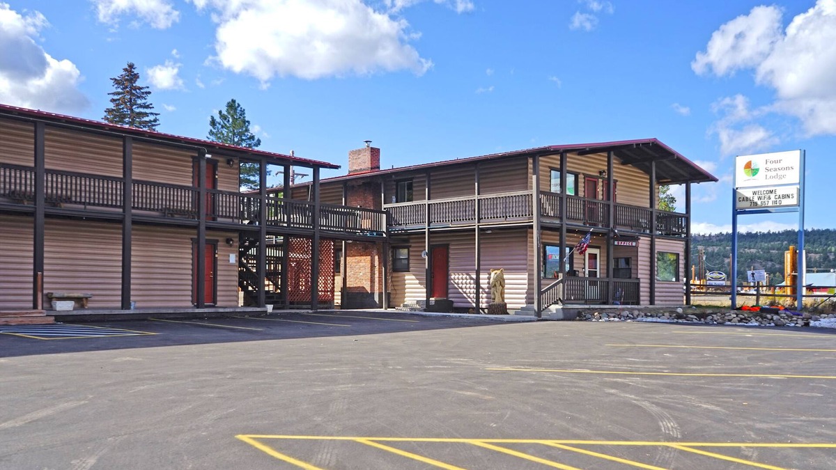 South Fork Apartment | Single room-Mobility bath-Accessible Queen
