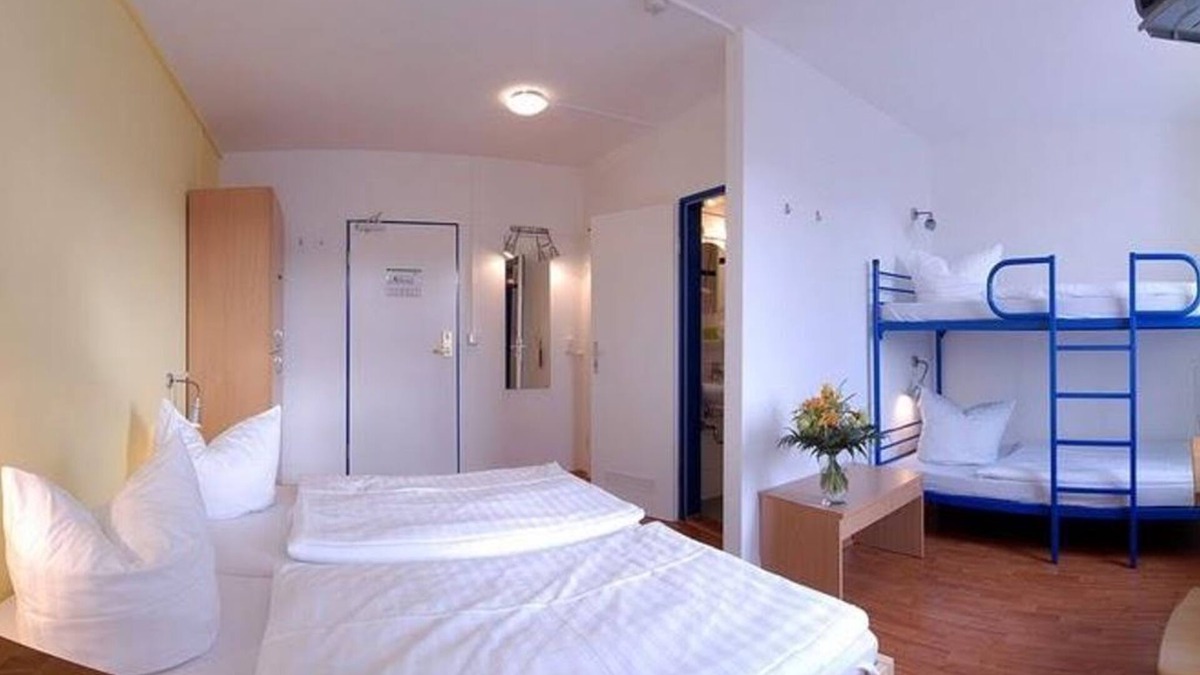 Suedvorstadt House | Single Room, Shower, Toilet - a & o Dresden Hauptbahnhof