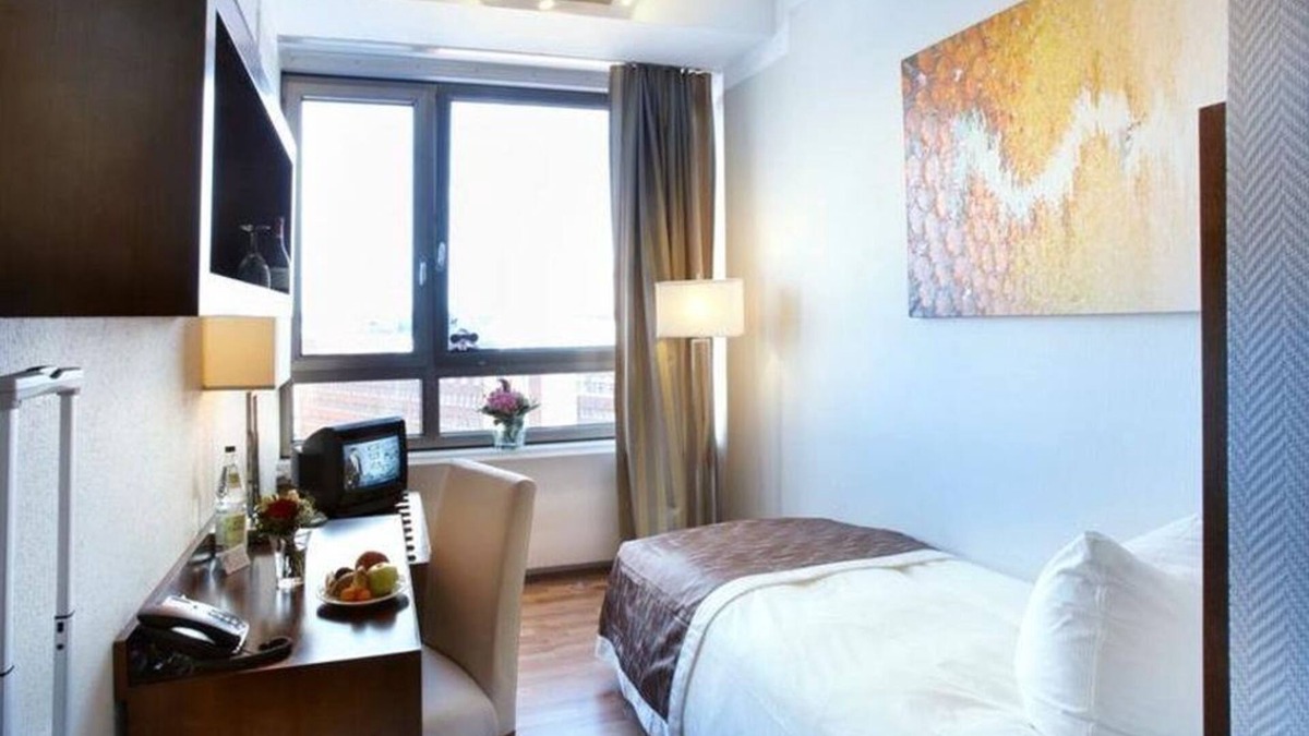 Vorstadt House | Single Room, Shower, Toilet - Hotel Astor by Campanile