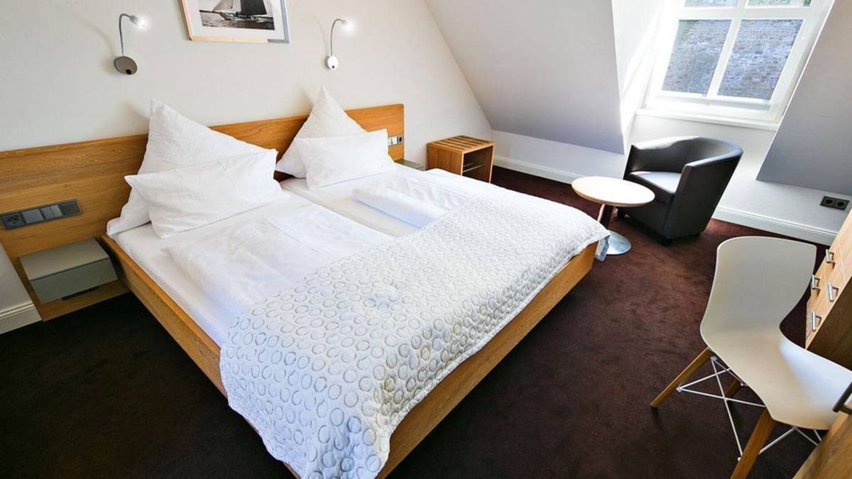 Burgbrohl House | Single room, shower/WC - Burgbrohl Castle