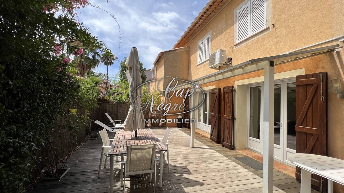 Rayol-Canadel-sur-Mer Apartment | Single-story apartment with terrace near Canadel Beach