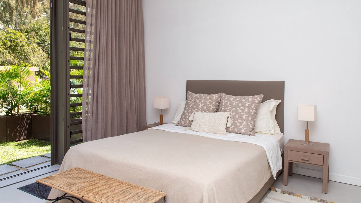 Roches Noires Villa | Single-storey apartment with direct access to an almost private beach