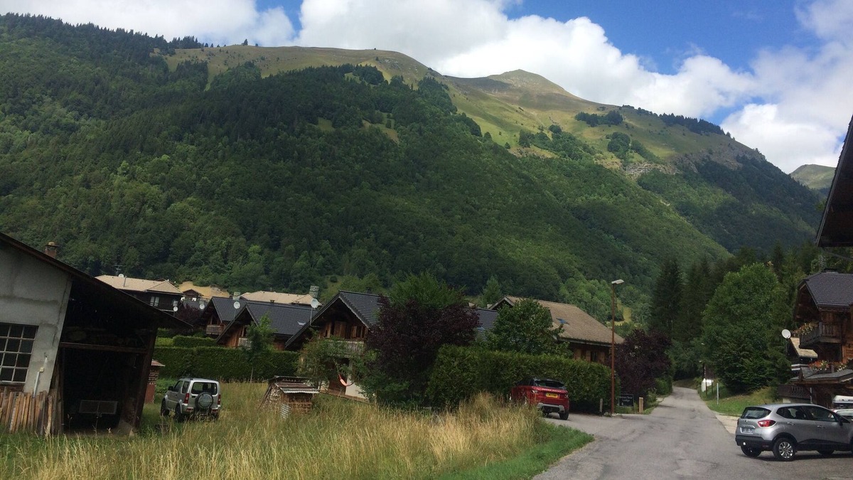 Besse-et-Saint-Anastaise Apartment | Single storey apartment, near lake, 1200m.