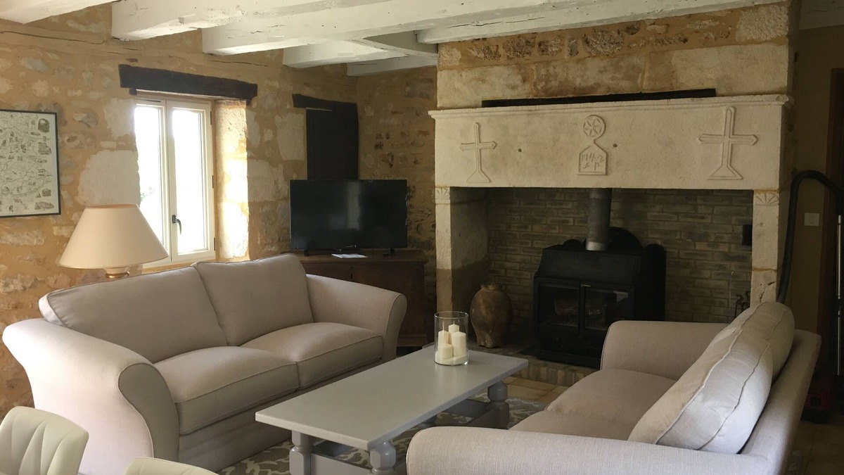 Salignac-Eyvignes House | Single storey longère covered with slabs in BLACK PERIGORD.
