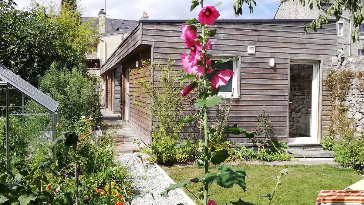 Dinan House | Single-storey house in green garden Dinan center