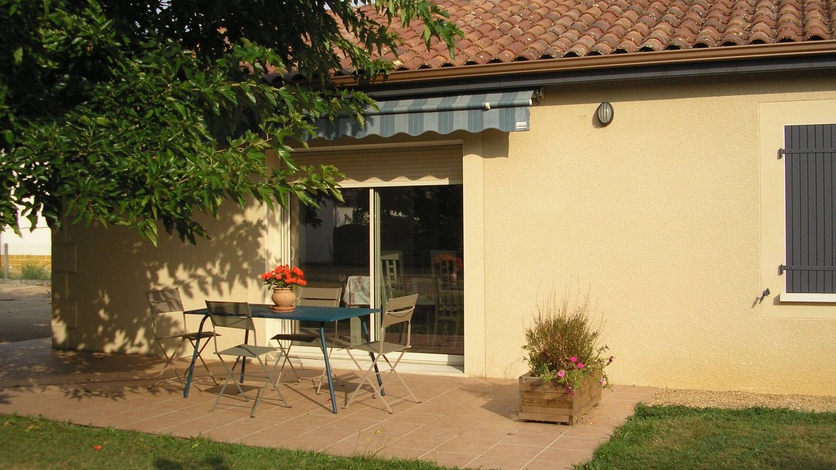 Lalinde House | Single-storey residential house overlooking shady park.