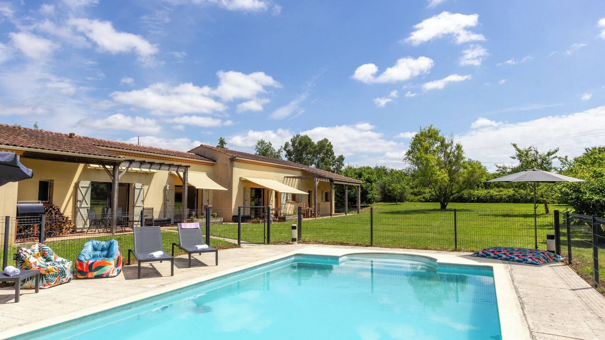 Allemans-du-Dropt Villa | Single-story spacious villa, secure gated and alarmed pool, walk into village.