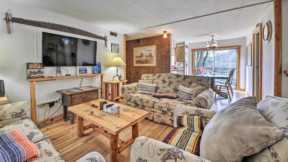 Grants Pass Cabin | Single-Story Grants Pass Home w/ Fire Pit!