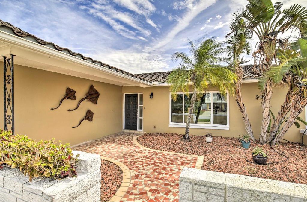 Flor-a-mar House | Single-Story Home with Hot Tub - Pets Welcome!