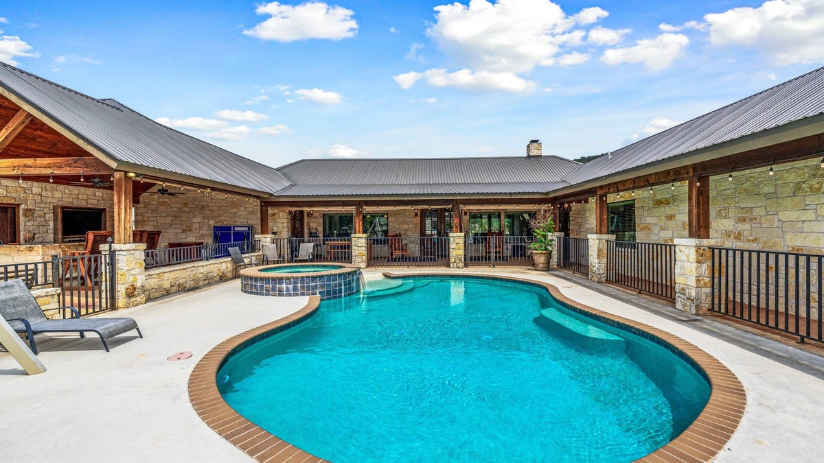 Concan House | Single story | River access included | Swimming pool & hot tub