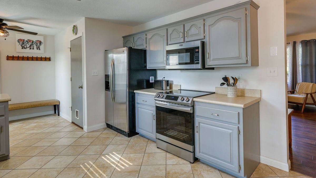 Webb City House | Single-Story Webb City Home w/Deck & Gas Grill!
